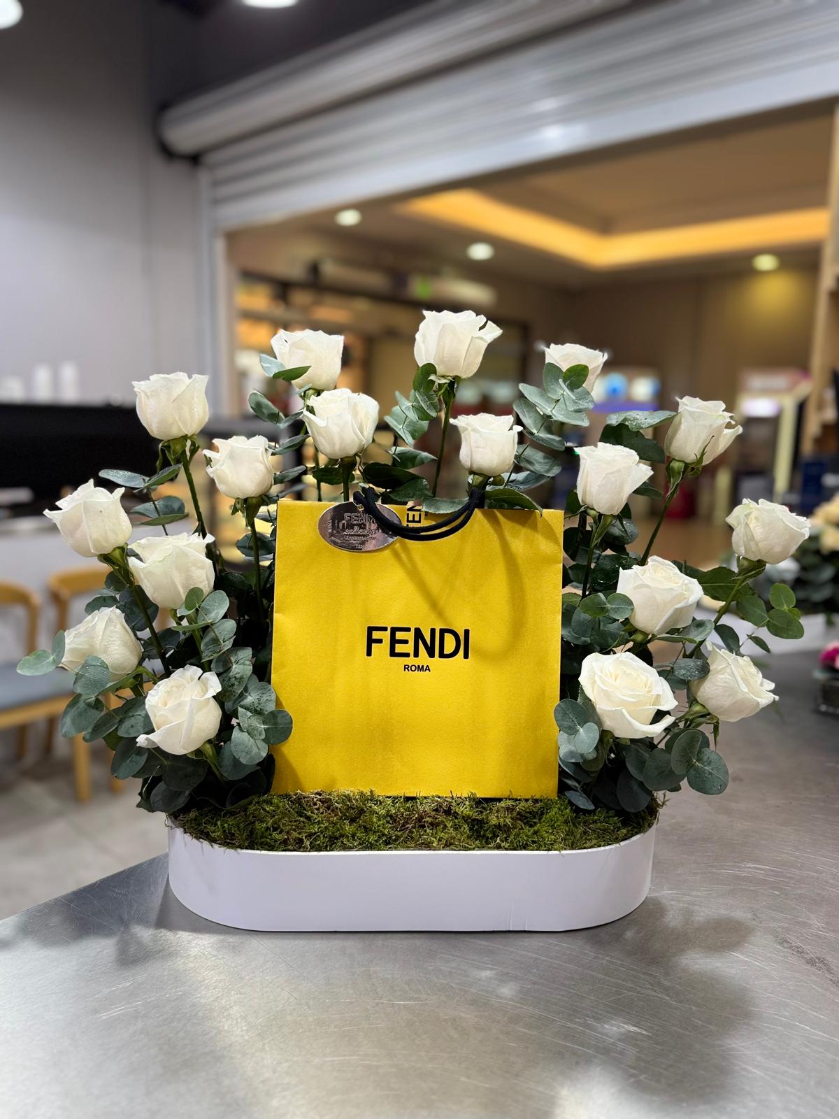 Elegant Pure White باقة بيضاء نقية أنيقة